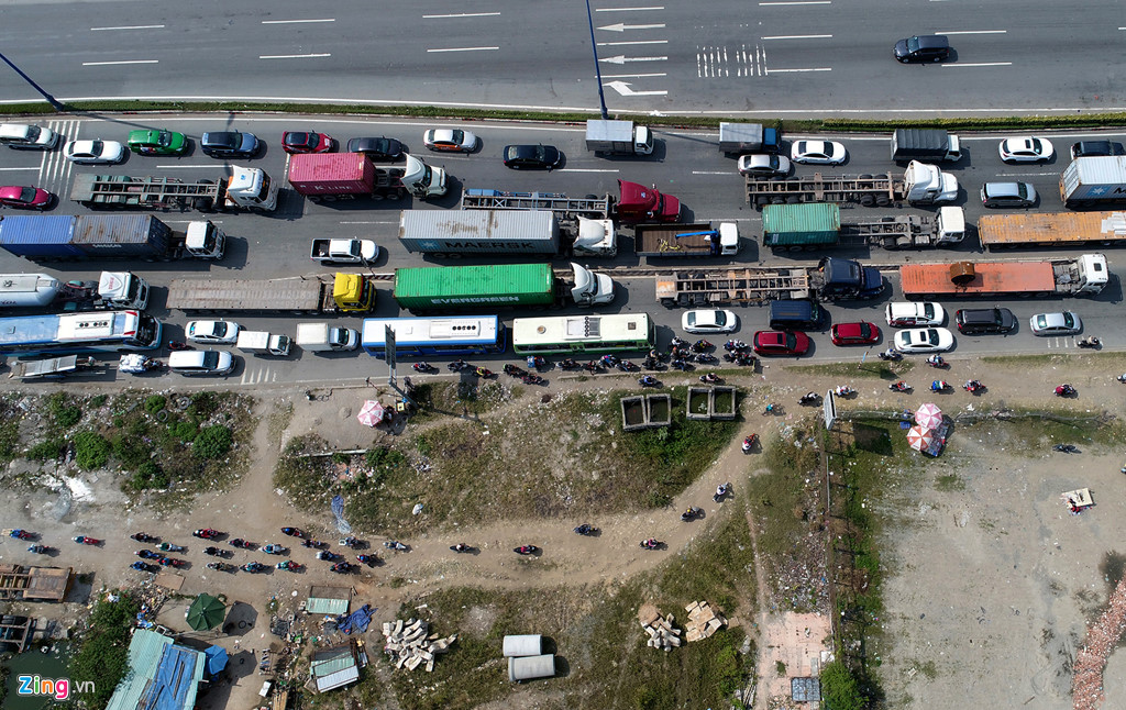 Xe cộ đặc kín trên xa lộ Hà Nội ngày cuối năm